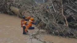 “Kakek di Bima Terseret Banjir, Polairud Berjuang Menyelamatkan Hingga ke Permukaan Laut”