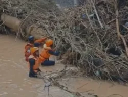 “Kakek di Bima Terseret Banjir, Polairud Berjuang Menyelamatkan Hingga ke Permukaan Laut”