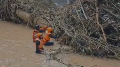 “Kakek di Bima Terseret Banjir, Polairud Berjuang Menyelamatkan Hingga ke Permukaan Laut”