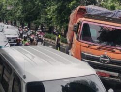 Truk Mogok Dekat Halte Perumnas Klender, Lalu Lintas Jaktim Terparal!