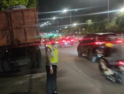 Truk Pecah Ban di Klender Dievakuasi, Lalu Lintas Jl. I Gusti Ngurah Rai Mulai Lancar