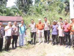 Kapolres Rokan Hulu Bersama Warga, Tanam Harapan untuk Bumi 🌱