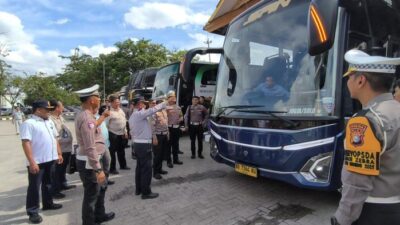 **Polisi Intensif Jaga Keselamatan, Cek Kelaikan Bus di Terminal Pekanbaru**