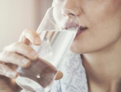 Minum Air Putih Setelah Bangun Tidur: Manfaat dan Penjelasan Ahli Gizi