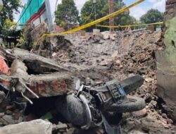 Tembok Sekolah di Palmerah Roboh, Timpa Motor hingga Tutup Akses Warga – Update 1