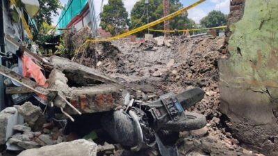 Tembok Sekolah di Palmerah Roboh, Timpa Motor hingga Tutup Akses Warga – Update 1