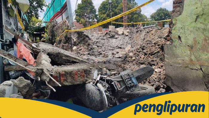Tembok Sekolah di Palmerah Roboh, Timpa Motor hingga Tutup Akses Warga - Update 1