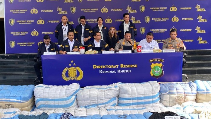 Aksi Polda Metro Bongkar Penyelundupan Pakaian Bekas, Ikuti Instruksi Prabowo!