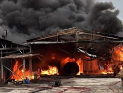Kebakaran Mencekam di Pabrik Penyulingan Oli Bekas Gunung Putri Bogor: Apa yang Terjadi?