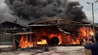 Kebakaran Mencekam di Pabrik Penyulingan Oli Bekas Gunung Putri Bogor: Apa yang Terjadi?