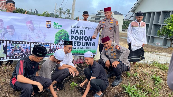 Polda Riau dan Ratusan Santri Tanam 100 Pohon, Gugat Krisis Lingkungan Dunia!
