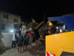 **Tak Kuat Nanjak, Truk di Bogor Mundur Hingga Tabrak Tempat Cuci Mobil! Dampak Kejadian yang Memprihatinkan**