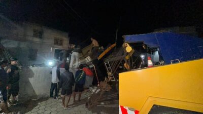 **Tak Kuat Nanjak, Truk di Bogor Mundur Hingga Tabrak Tempat Cuci Mobil! Dampak Kejadian yang Memprihatinkan**