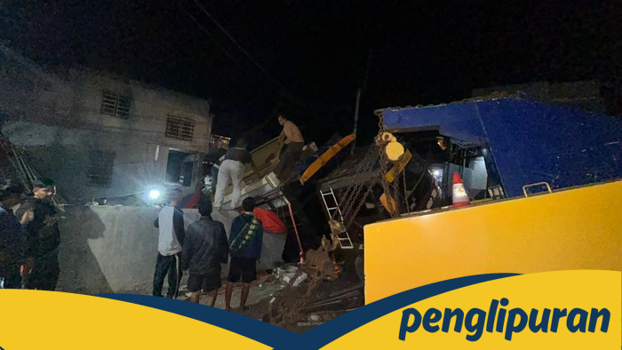 **Tak Kuat Nanjak, Truk di Bogor Mundur Hingga Tabrak Tempat Cuci Mobil! Dampak Kejadian yang Memprihatinkan**