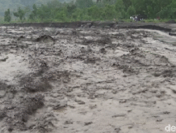 Banjir Lahar Semeru Menyebar hingga 13 Km, Ancaman Berbahaya bagi Gladak Perak!