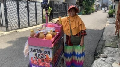 “Cerita Sumiati: Dari Jamu Gendong Hingga Umrah, 30 Tahun Berjuang”