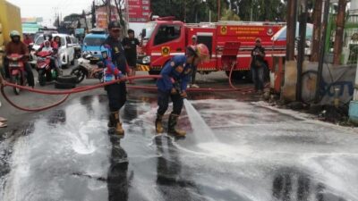 Solar Tumpah di Cileungsi Bogor, Pemotor Berjatuhan—Damkar Siaga!