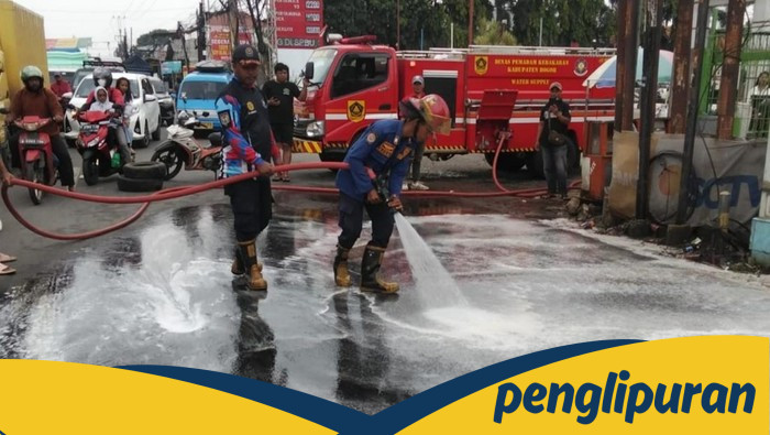 Solar Tumpah di Cileungsi Bogor, Pemotor Berjatuhan—Damkar Siaga!