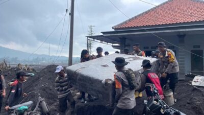 Brimob Polda Jatim Gelar Operasi Kemanusiaan, Bantu Korban Erupsi Semeru!
