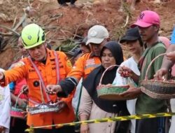 Tim SAR dan Keluarga 2 Korban Longsor Cilacap Gelar Tabur Bunga dalam Duka