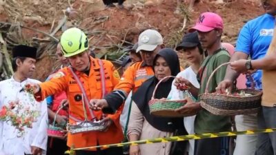 Tim SAR dan Keluarga 2 Korban Longsor Cilacap Gelar Tabur Bunga dalam Duka