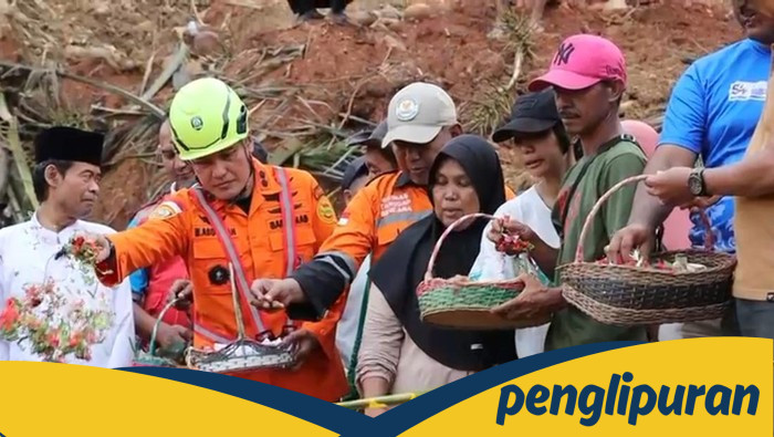 Tim SAR dan Keluarga 2 Korban Longsor Cilacap Gelar Tabur Bunga dalam Duka