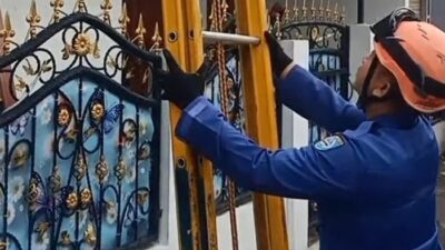 “Damkar Depok Bantu Ambil Sepatu di Genting yang Dilempar Bocah Iseng: Kebiasaan atau Kebutuhan?”