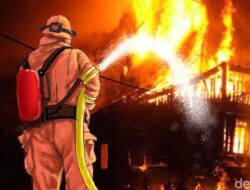 Gudang Kardus Ciracas Terbakar, 11 Unit Damkar Siagakan Warga