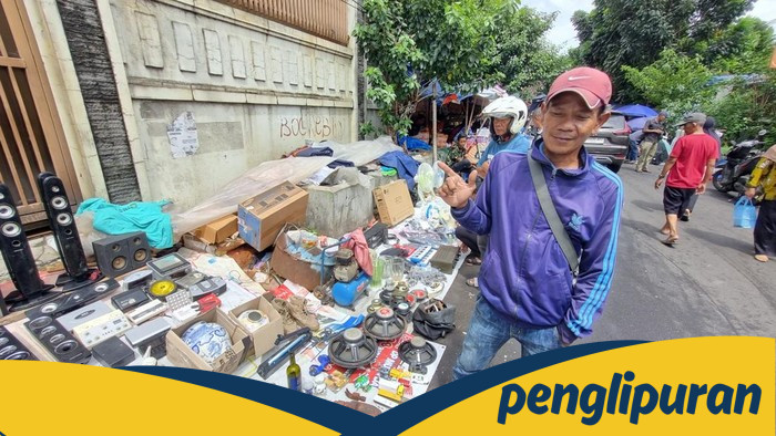 Pedagang Loak Jatinegara: Kisah Adi dan Barang Random yang Pasti Jadi Duit
