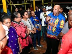 **Gubernur Papua Ancam Copot Direktur RSUD Setelah Ibu dan Bayinya Meninggal**