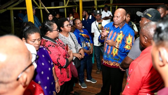 **Gubernur Papua Ancam Copot Direktur RSUD Setelah Ibu dan Bayinya Meninggal**