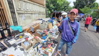 Barang Random di Pasar Loak Jatinegara Ternyata Curi Perhatian Gen Z – Update 1