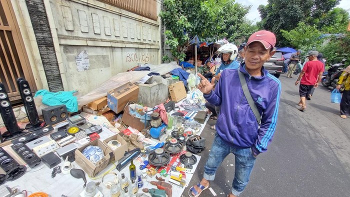 Barang Random di Pasar Loak Jatinegara Ternyata Curi Perhatian Gen Z - Update 1