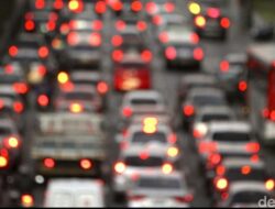 Tol Arah Jakarta Terjangkit Kebakaran Arus, Petugas Terapkan Contraflow di Cipayung