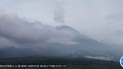 Gunung Semeru Hembuskan Asap Putih Setinggi 1 Km, Ancaman Baru bagi Warga sekitar?
