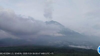 Gunung Semeru Hembuskan Asap Putih Setinggi 1 Km, Ancaman Baru bagi Warga sekitar?