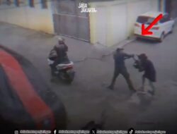 **Dua Pria Berboncengan Motor Viral karena Jambret Ibu-Ibu di Jakut, Terseret Korban!**