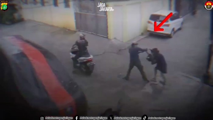 **Dua Pria Berboncengan Motor Viral karena Jambret Ibu-Ibu di Jakut, Terseret Korban!**