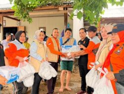 **Andre Rosiade Serahkan Ribuan Nasi Bungkus untuk Warga Terdampak Banjir di Padang**