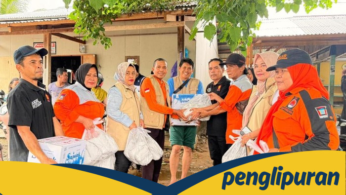 **Andre Rosiade Serahkan Ribuan Nasi Bungkus untuk Warga Terdampak Banjir di Padang**