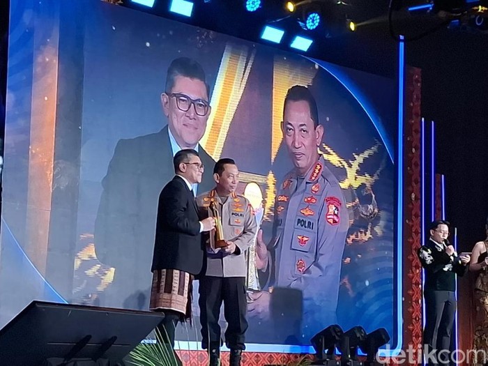 Kapolri Raih detikcom Awards 2025, Bertekad Beri Pelayanan Sesuai Harapan Publik - Update 1