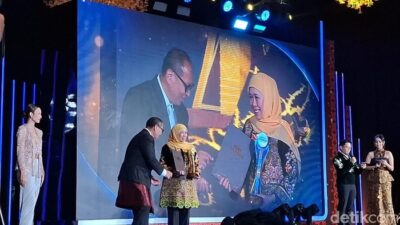 Khofifah Raih detikcom Awards 2025, Transformasi Ekonomi Jatim Melambung!