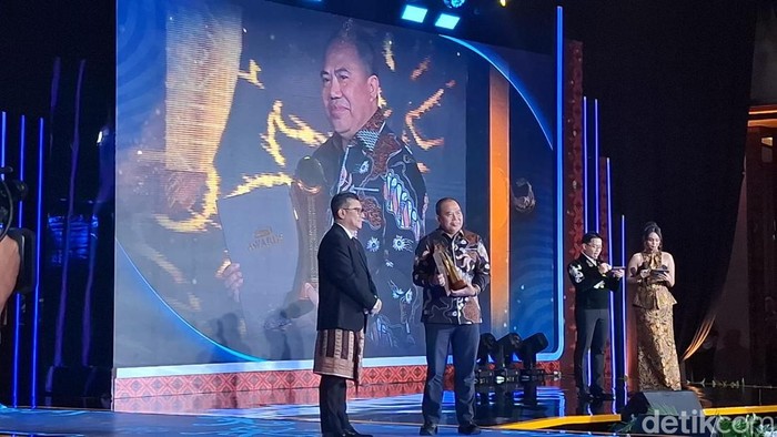 Raja Juli Antoni Terima detikcom Awards 2025, Syukur Prabowo hingga Masyarakat Adat