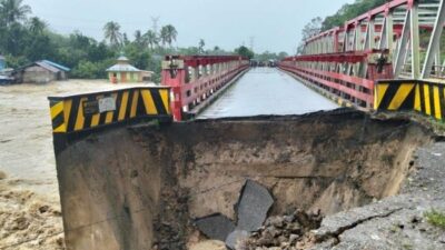 Jembatan di Jalan Nasional Tapanuli Utara Ambruk, Akses Desa Terputus Akibat Banjir-Longsor