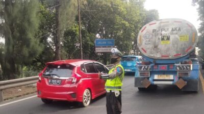 Truk Tangki Gangguan di Tol Cikampek, Lalin Macet Seharian!