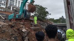 Longsor Menerjang Kampus UIN Padang, 4 Mobil dan 3 Motor Jadi Korban Bencana