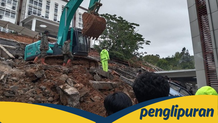 Longsor Menerjang Kampus UIN Padang, 4 Mobil dan 3 Motor Jadi Korban Bencana