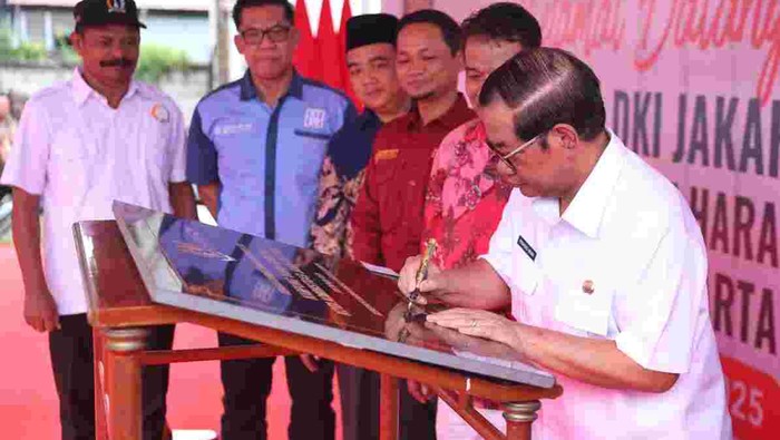 Pemprov DKI Gegerkan Kampung Tanah Harapan, Warga Berdesak-desak Penuh Antusias