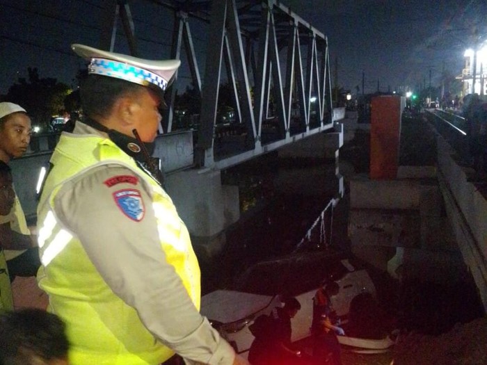 **Mobil Tertabrak Kereta Api, Terjun ke Kali di Jakbar! Ini Kejadiannya**
