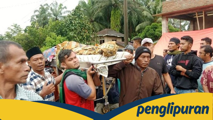 Warga Pakai Tandu Bawa Jenazah Lintasi Banjir, Tragedi di Pasaman Barat